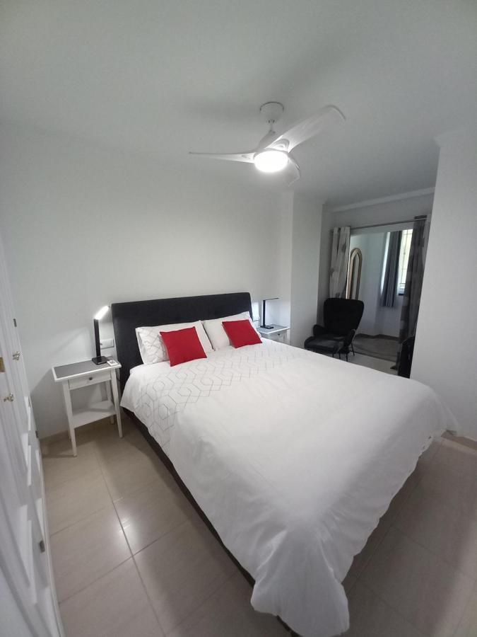 Refurbished 2-Bed Apartment Burriana Beach. Nerja Exterior foto